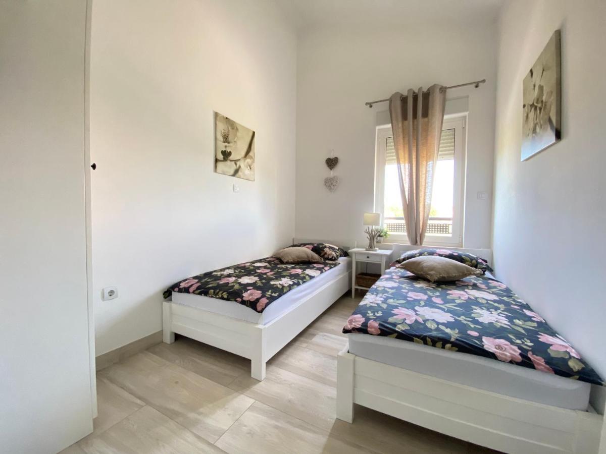 Villa Divina With Private Heated Pool พูลา ภายนอก รูปภาพ
